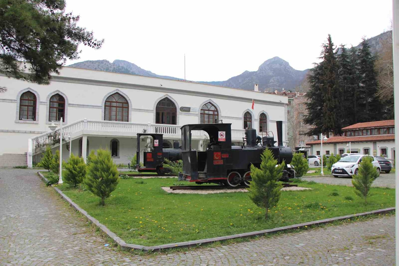 62.Sİ DÜZENLENEN KÜTÜPHANELER HAFTASI PROGRAMINDA YÜZ YILI AŞKIN SÜREDİR AYAKTA KALAN BİNAYA...