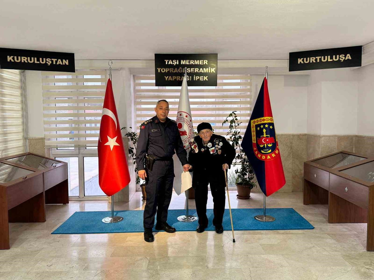 91 YAŞINDAKİ ŞEHİT BABASINDAN BİLECİK İL JANDARMA KOMUTANLIĞINA ZİYARET