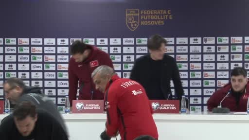 A Milli Futbol Takımı Teknik Direktörü Vincenzo Montella, Kosova karşısında birbirleri için...