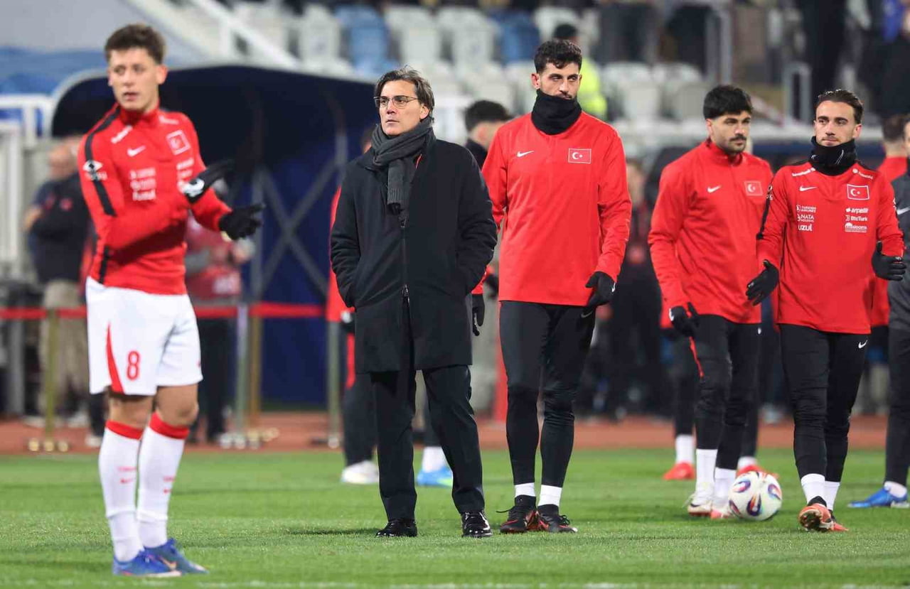 A MİLLİ FUTBOL TAKIMI TEKNİK DİREKTÖRÜ VİNCENZO MONTELLA SON OYNADIKLARI ROMANYA MAÇININ 11'İNE...