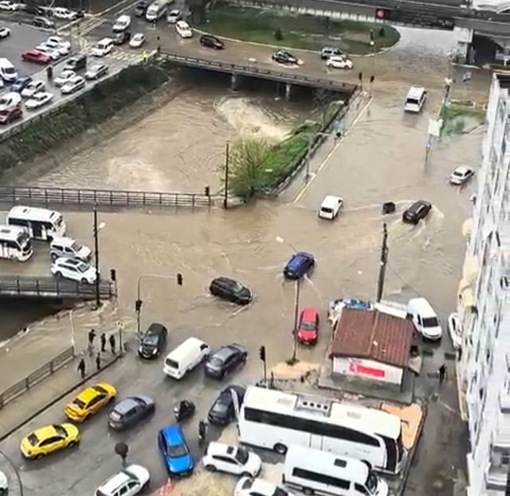 ADANA'DA ETKİLİ OLAN KUVVETLİ YAĞMUR NEDENİYLE DERELER TAŞTI, YOLLAR GÖLE DÖNDÜ, BAZI...