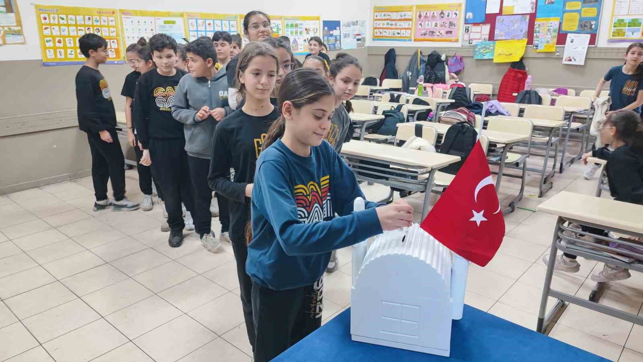 ADANA'DA ÖĞRENCİLER LÖSEMİLİ ÇOCUKLARA YARDIM ETMEK İÇİN HARÇLIKLARINI BİRİKTİRİP, SINIFLARDAKİ...