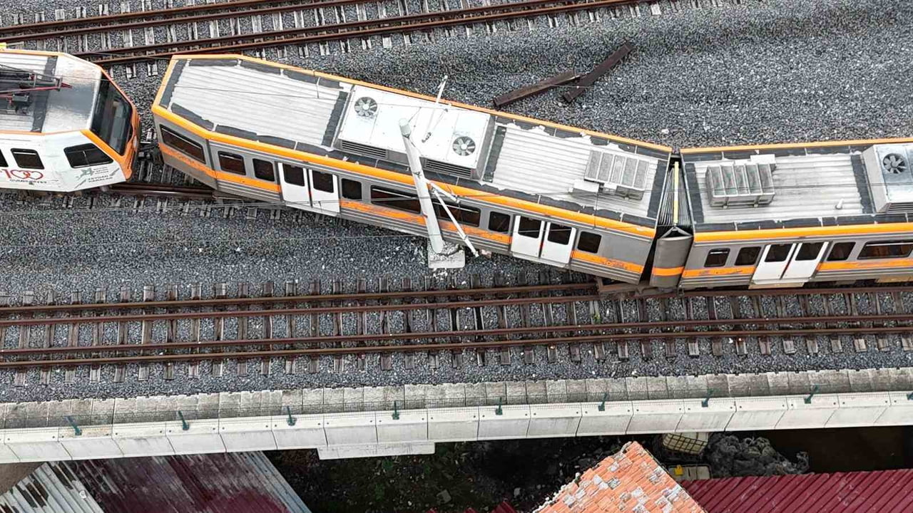 ADANA'DA RAYDAN ÇIKAN METRO VAGONU DİREĞE ÇARPARAK DURABİLDİ. KAZA SONRASI YOLCULAR TAHLİYE...