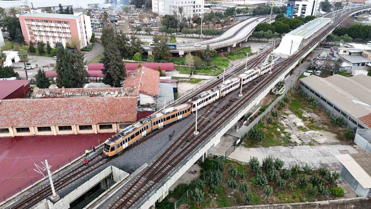ADANA'DA RAYDAN ÇIKAN METRO VAGONU DİREĞE ÇARPARAK DURABİLDİ. KAZA SONRASI YOLCULAR TAHLİYE...