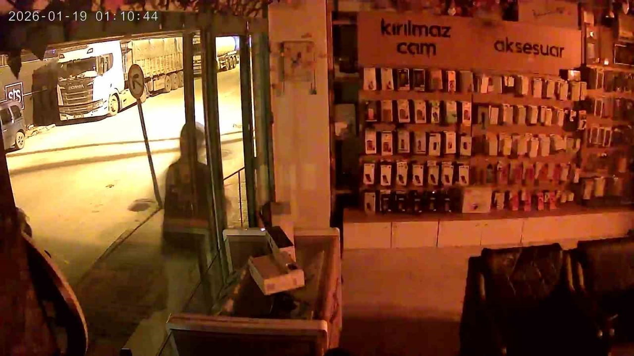ADANA'DA YAKLAŞIK 2 AY ÖNCE PARKE TAŞIYLA İŞYERİNİN CAMLARINI KIRIP HIRSIZLIK YAPANA ŞÜPHELİLER...