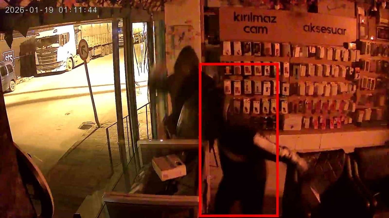 ADANA'DA YAKLAŞIK 2 AY ÖNCE PARKE TAŞIYLA İŞYERİNİN CAMLARINI KIRIP HIRSIZLIK YAPANA ŞÜPHELİLER...