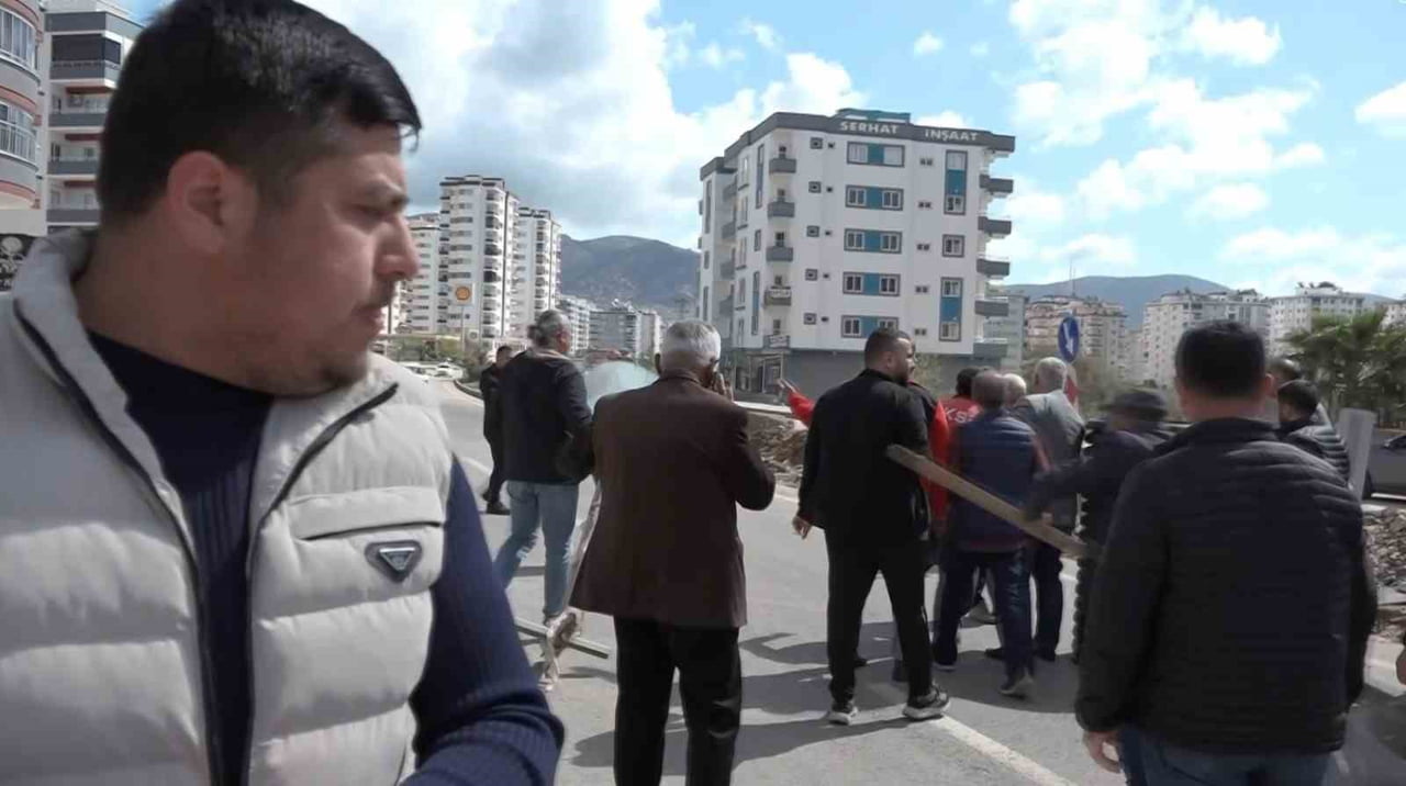 ADANA'NIN KOZAN İLÇESİNDE KARAYOLLARI 5. BÖLGE MÜDÜRLÜĞÜ TARAFINDAN YAPILAN KAVŞAK DÜZENLEMESİ İKİ...