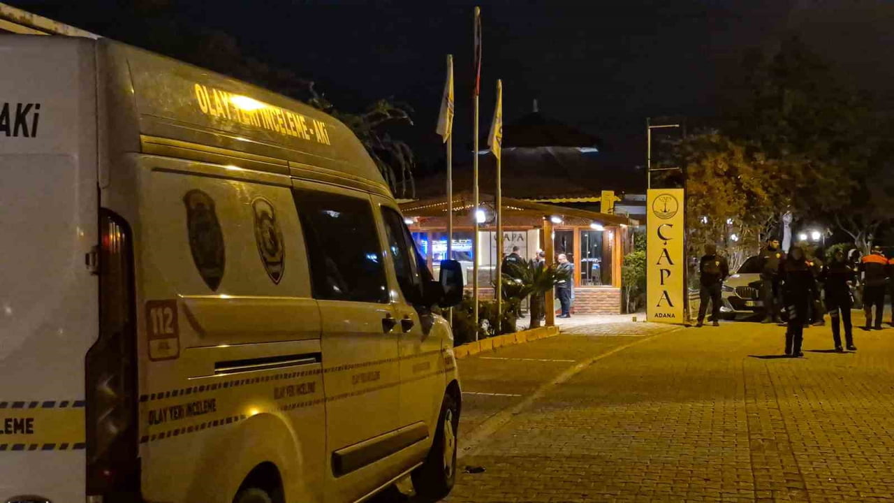 ADANA’DA BİR RESTORANDA BİRBİRLERİYLE SELAMLAŞAN İKİ KİŞİ, BİR SÜRE SONRA ÇIKAN KAVGADA...