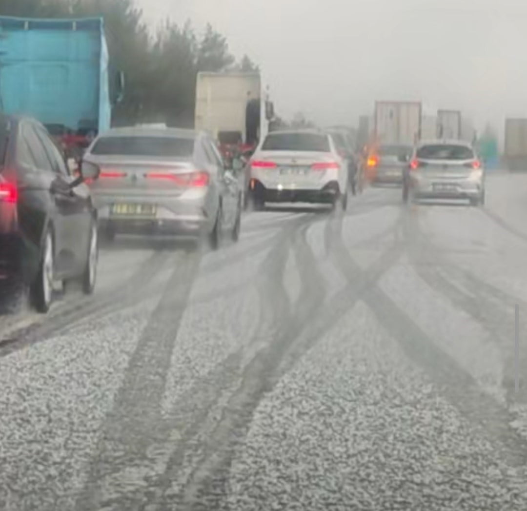 ADANA’DA ETKİLİ OLAN KUVVETLİ YAĞMURUN ARDINDAN DOLU DA HAYATI OLUMSUZ ETKİLEDİ. ERİK...