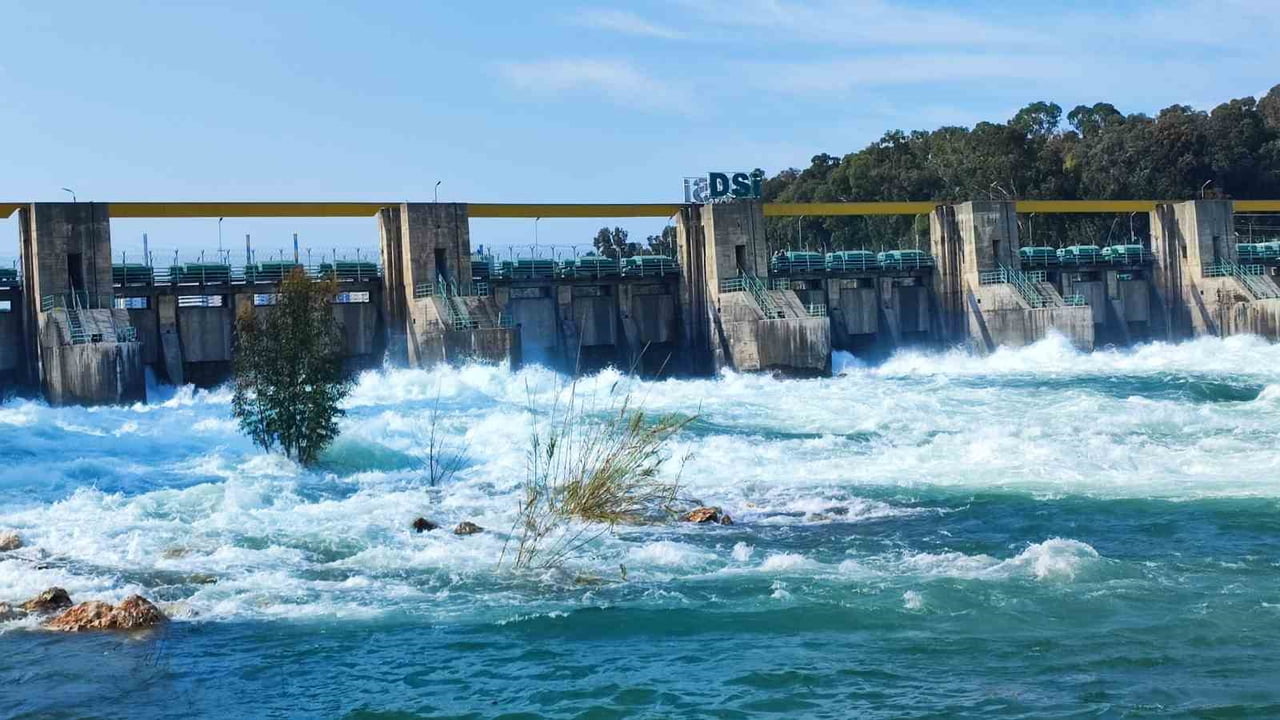 ADANA’DA ETKİLİ OLAN YAĞIŞLARIN ARDINDAN SEYHAN BARAJI’NDA SU SEVİYESİ YÜKSELİNCE BARAJ KAPAKLARI...