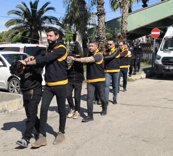 ADANA’DA HAL KOMPLEKSİNDE POLİS EKİPLERİNCE DÜZENLENEN UYGULAMADA, ARANAN ŞAHISLARA VE DÜZENSİZ...