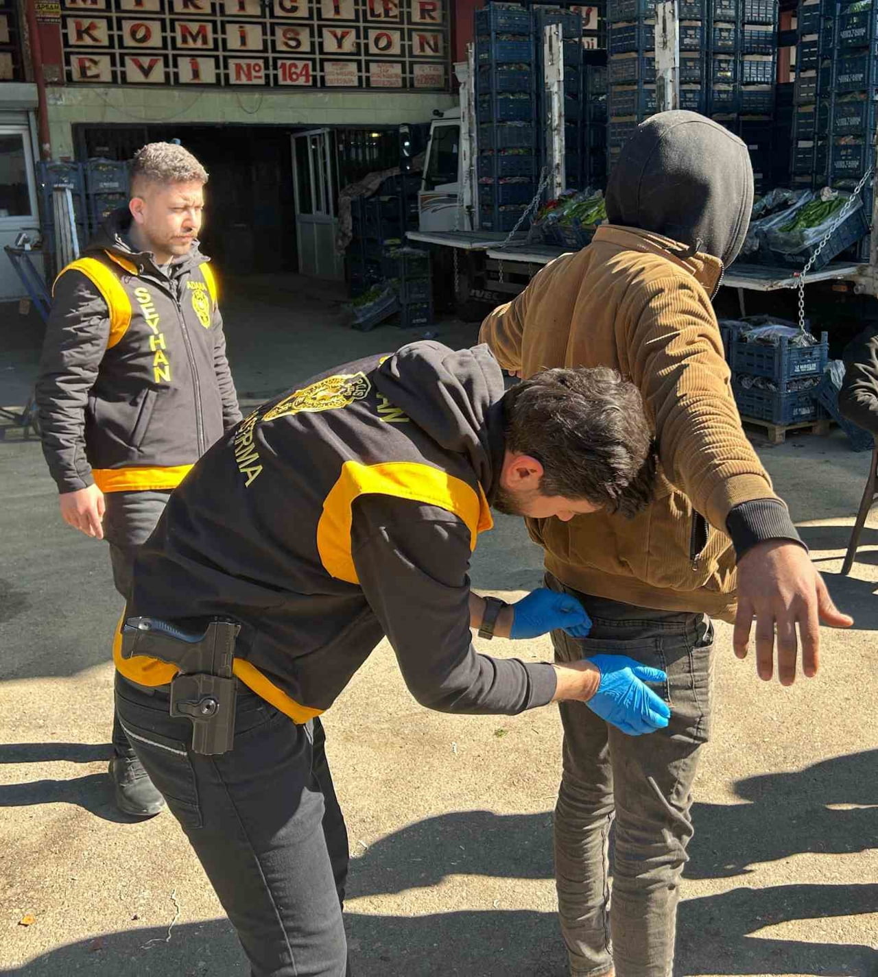 ADANA’DA HAL KOMPLEKSİNDE POLİS EKİPLERİNCE DÜZENLENEN UYGULAMADA, ARANAN ŞAHISLARA VE DÜZENSİZ...