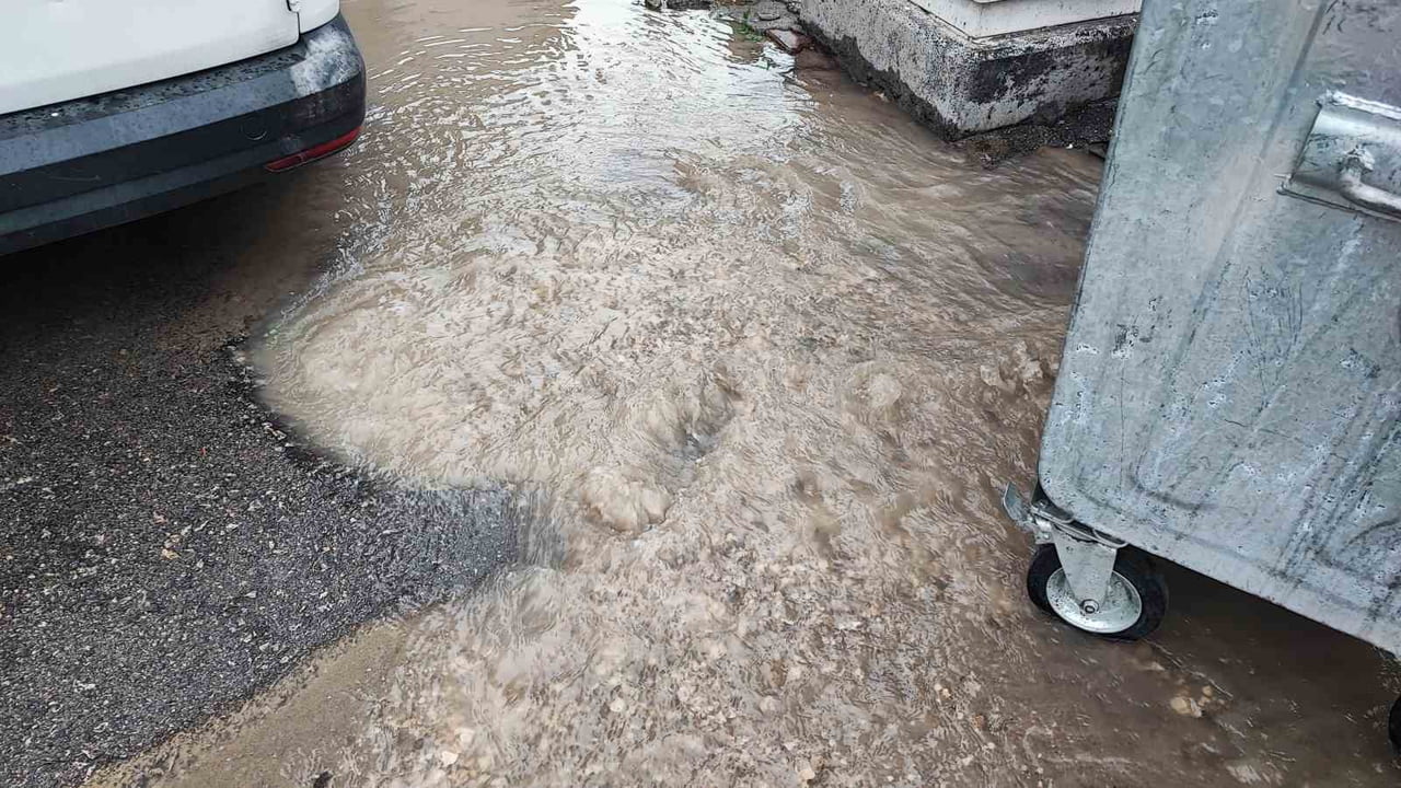 ADANA’DA İÇME SUYUNUN PATLAMASI SONUCU YAĞMURSUZ HAVADA CADDE GÖLE DÖNDÜ.