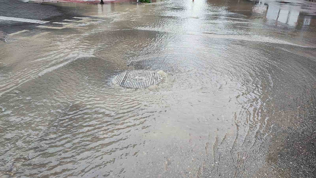 ADANA’DA İÇME SUYUNUN PATLAMASI SONUCU YAĞMURSUZ HAVADA CADDE GÖLE DÖNDÜ.