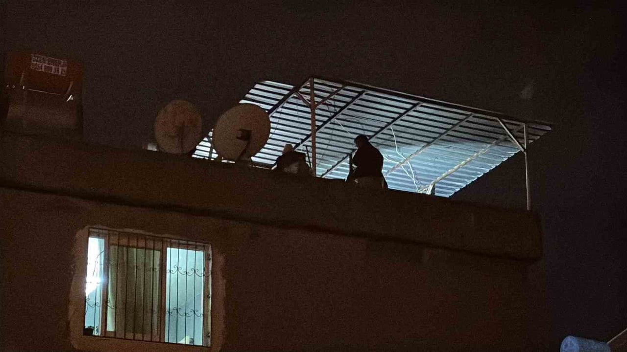 ADANA’DA MÜSTAKİL BİR EVİN 3. KATINDA MEYDANA GELEN PATLAMADA 2 KİŞİ AĞIR YARALANDI.