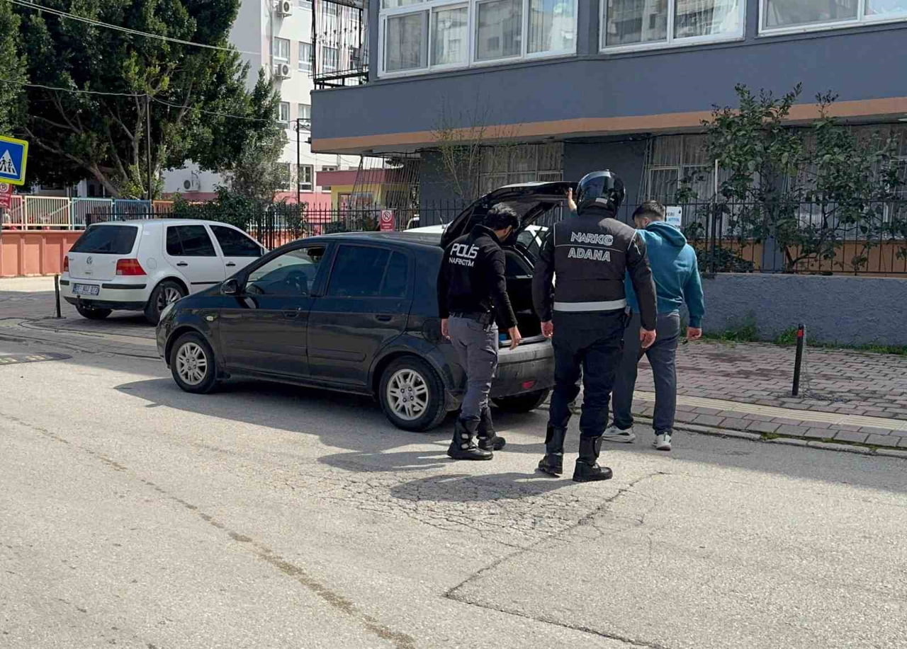 ADANA’DA NARKOTİK EKİPLERİ, ÖĞRENCİLERİN GÜVENLİĞİNİ SAĞLAMAK VE UYUŞTURUCUYLA MÜCADELE KAPSAMINDA...