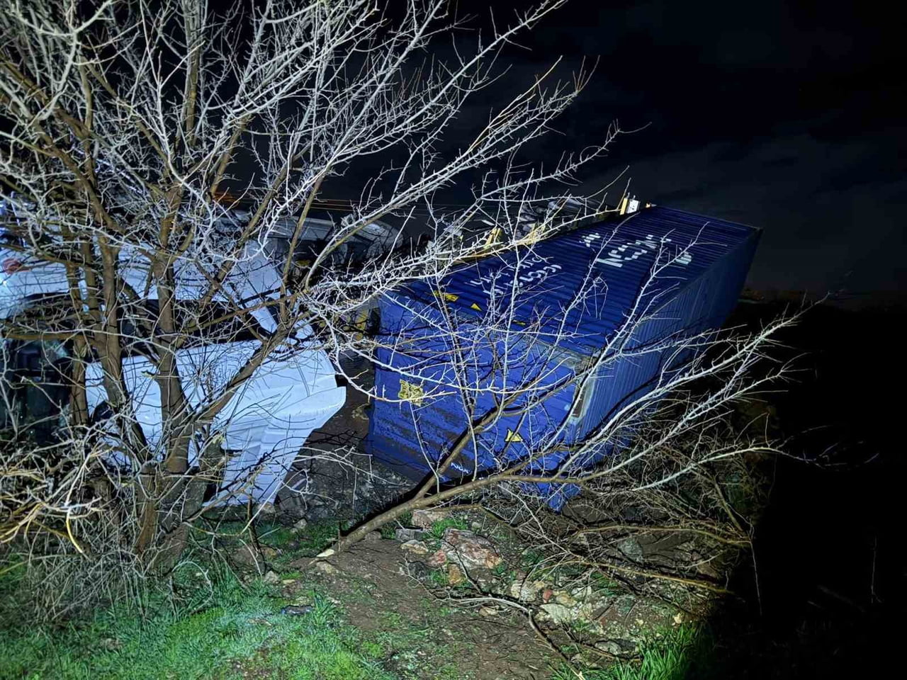 ADIYAMAN’DA, KONTROLDEN ÇIKAN TIRIN ŞARAMPOLE YUVARLANMASI SONUCU 1 KİŞİ YARALANDI.