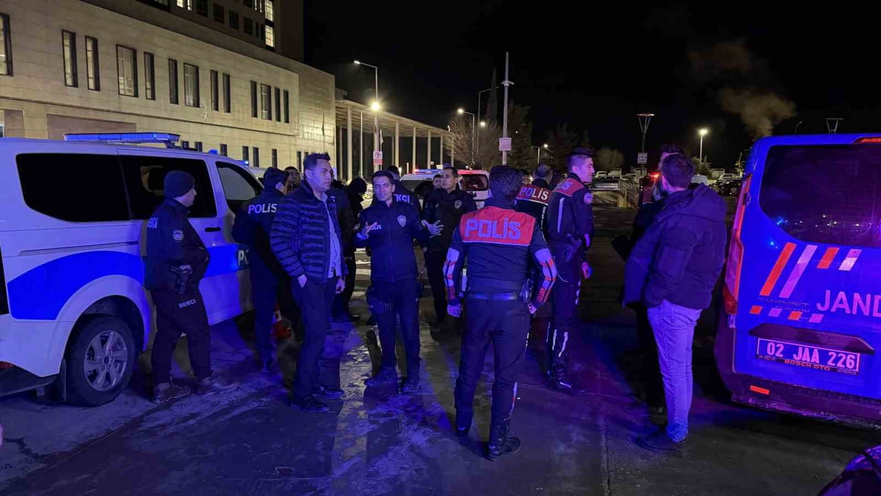 ADIYAMAN’DA MEYDANA GELEN TRAFİK KAZASI SONRASI HASTANEDE TEDAVİ GÖREN YARALILARIN YAKINLARI...