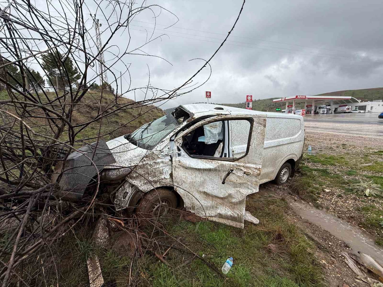 ADIYAMAN’DA MİDİBÜSÜN ŞARAMPOLE YUVARLANMASI SONUCU 1 KİŞİ YARALANDI.