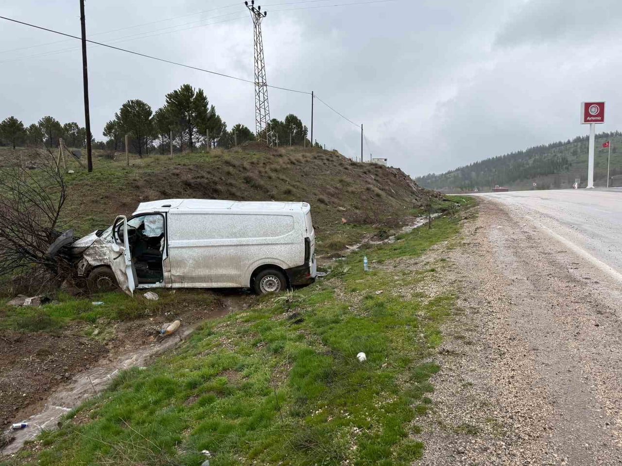 ADIYAMAN’DA MİDİBÜSÜN ŞARAMPOLE YUVARLANMASI SONUCU 1 KİŞİ YARALANDI.