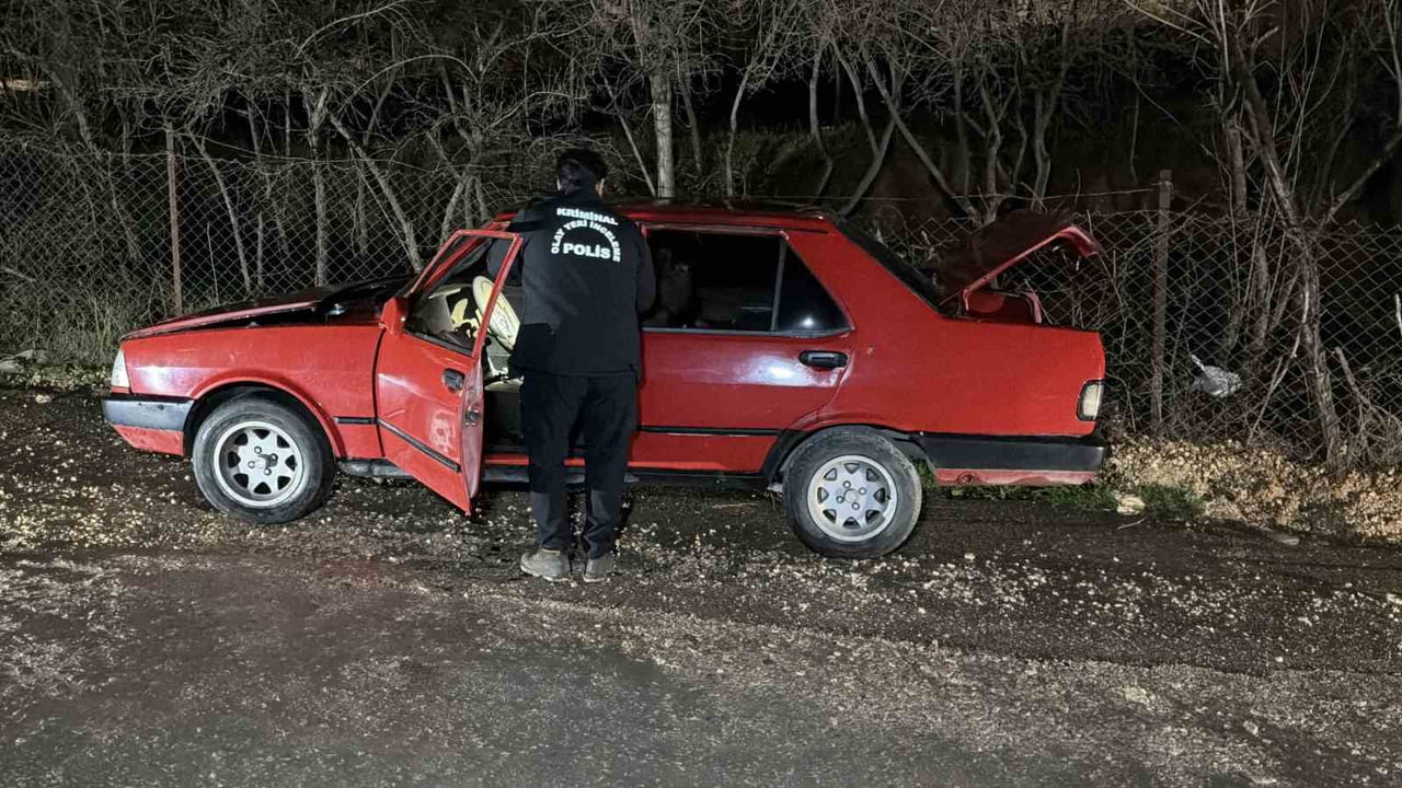 ADIYAMAN’DA PARK HALİNDE OLAN BİR OTOMOBİL KUNDAKLANARAK YAKILDI.