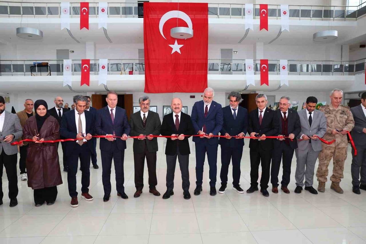 ADIYAMAN’DA, TPAO KÜLTÜR MERKEZİNDE DÜZENLENEN "KİM VAR?" SANAT ETKİNLİĞİ YOĞUN KATILIMLA...