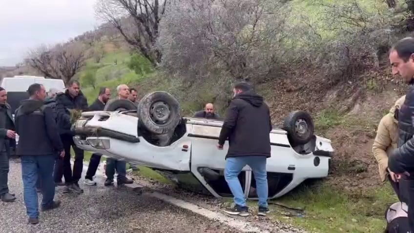 ADIYAMAN’DA, YAĞIŞLARDAN DOLAYI KAYGANLAŞAN YOLDA KONTROLDEN ÇIKAN OTOMOBİL TAKLA ATTI.