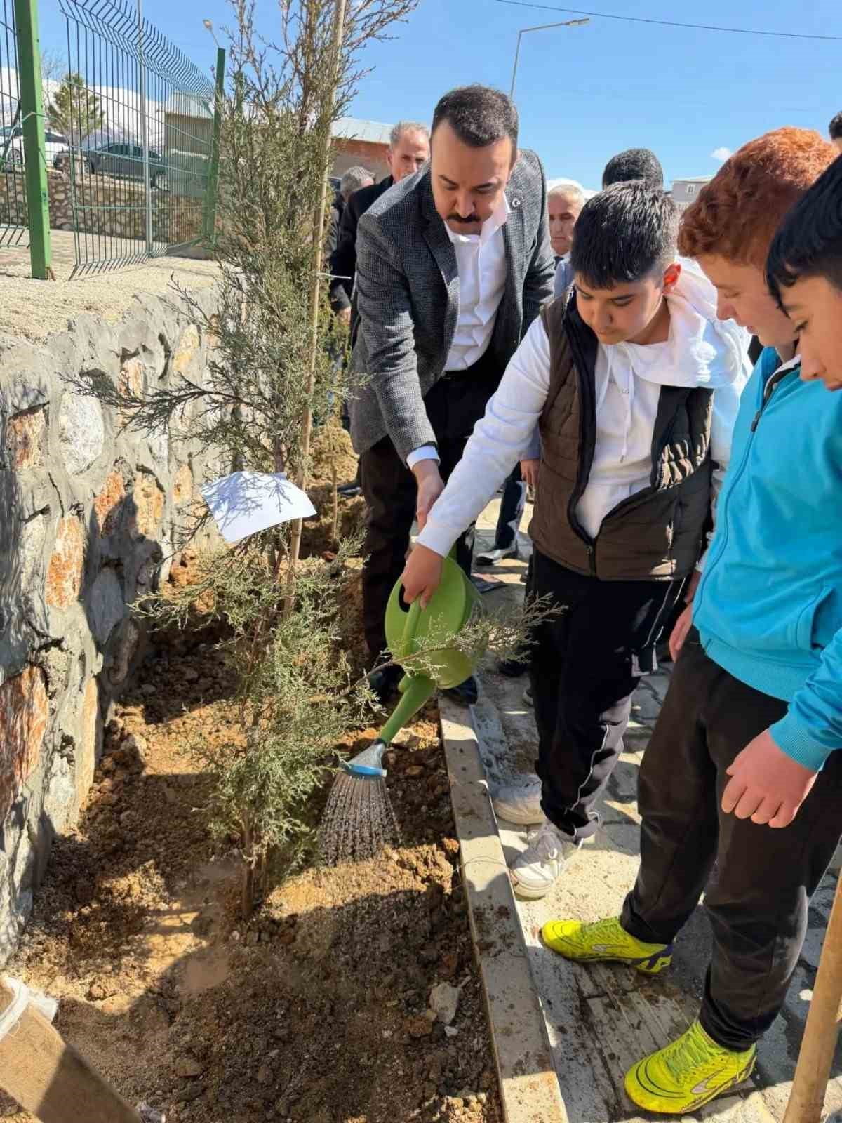 ADIYAMAN’IN ÇELİKHAN KAYMAKAMI ÖZGÜR PELVAN, ORMAN HAFTASI KAPSAMINDA PINARBAŞI ORTAOKULU’NDA...