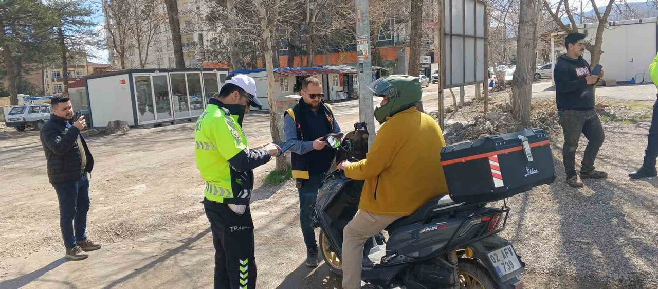 ADIYAMAN’IN GÖLBAŞI İLÇESİNDE TRAFİK POLİS EKİPLERİ TARAFINDAN YAPILAN UYGULAMAYA EHLİYETSİZ...