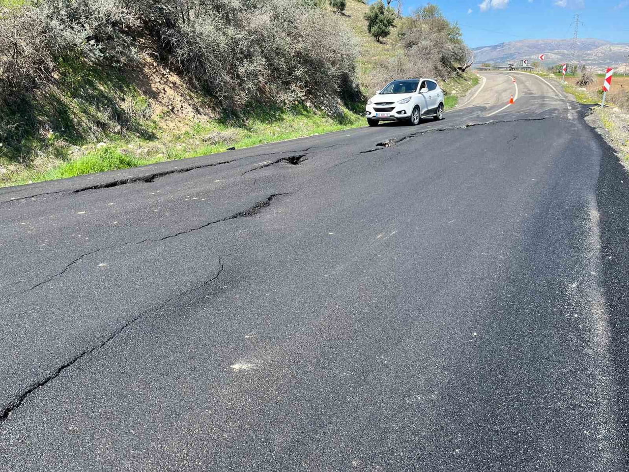 ADIYAMAN’IN SİNCİK İLÇESİ İLE KAHTA İLÇESİNİ BİRBİRİNE BAĞLAYAN KARAYOLUNDA YAŞANAN ÇÖKMELER...