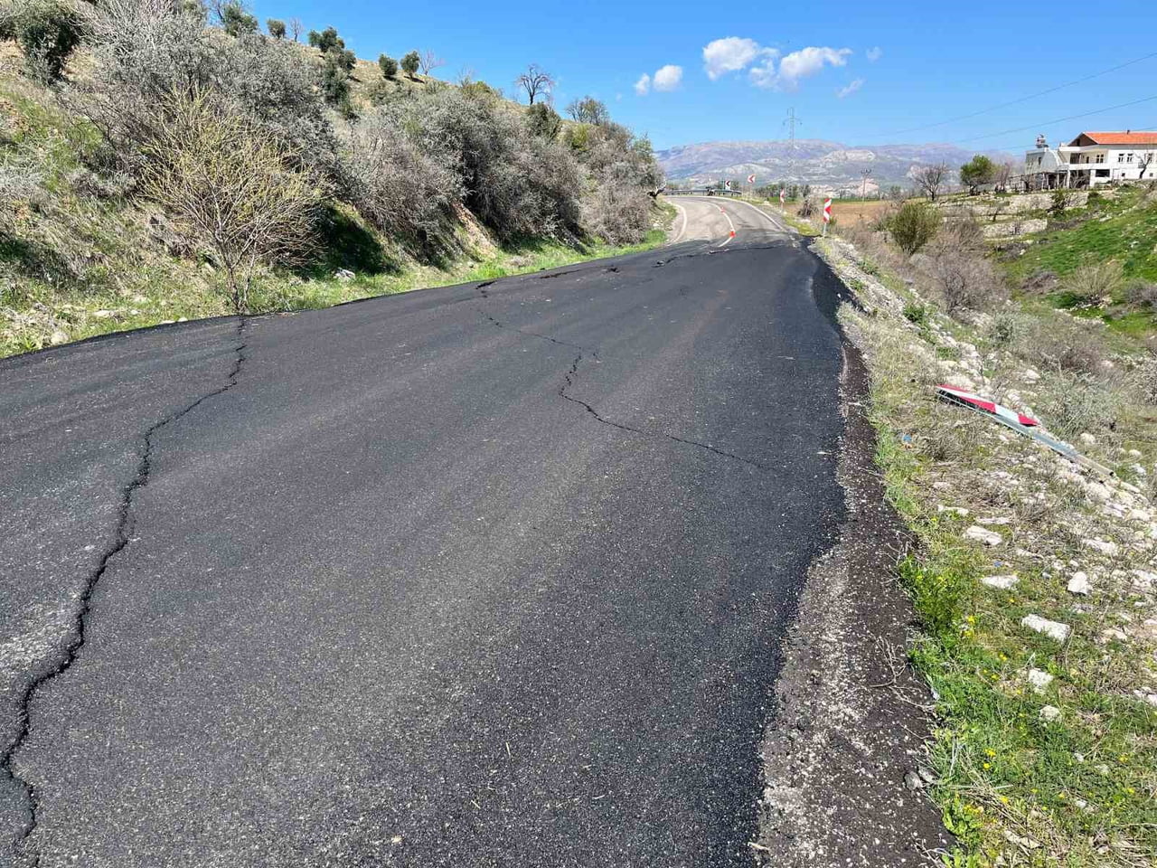 ADIYAMAN’IN SİNCİK İLÇESİ İLE KAHTA İLÇESİNİ BİRBİRİNE BAĞLAYAN KARAYOLUNDA YAŞANAN ÇÖKMELER...