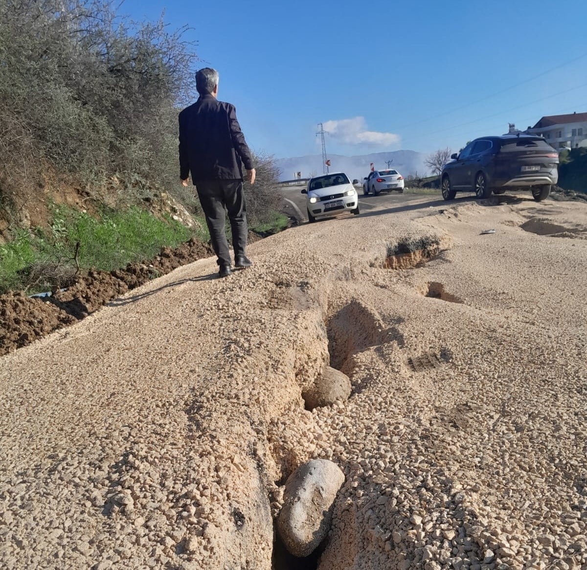 ADIYAMAN’IN SİNCİK-KAHTA İLÇE KARAYOLUNDA YAŞANAN ÇÖKMELERDEN DOLAYI ULAŞIM GÜÇLÜKLE...
