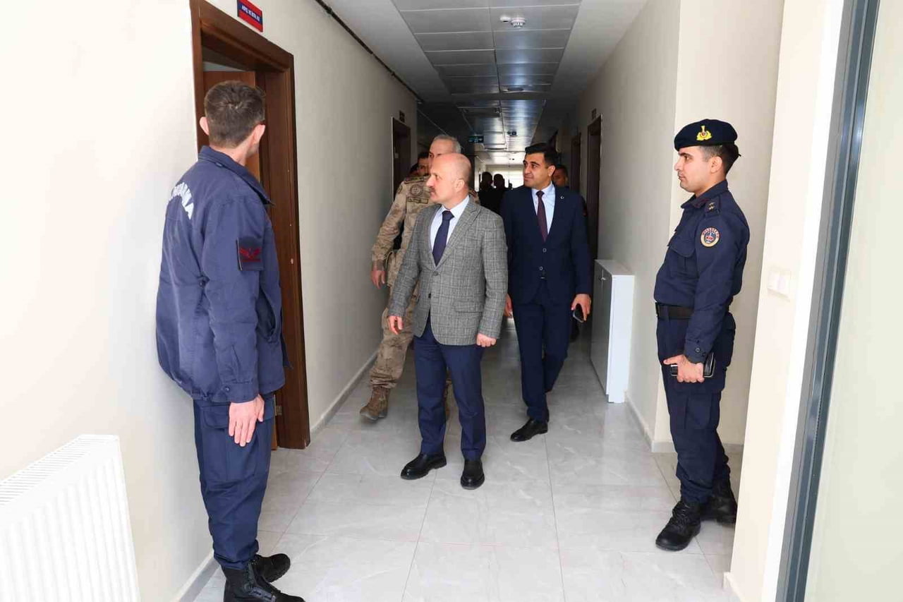 ADIYAMAN VALİSİ OSMAN VAROL, TUT İLÇESİNDE YAPIMI TAMAMLANARAK HİZMETE SUNULAN İLÇE JANDARMA...