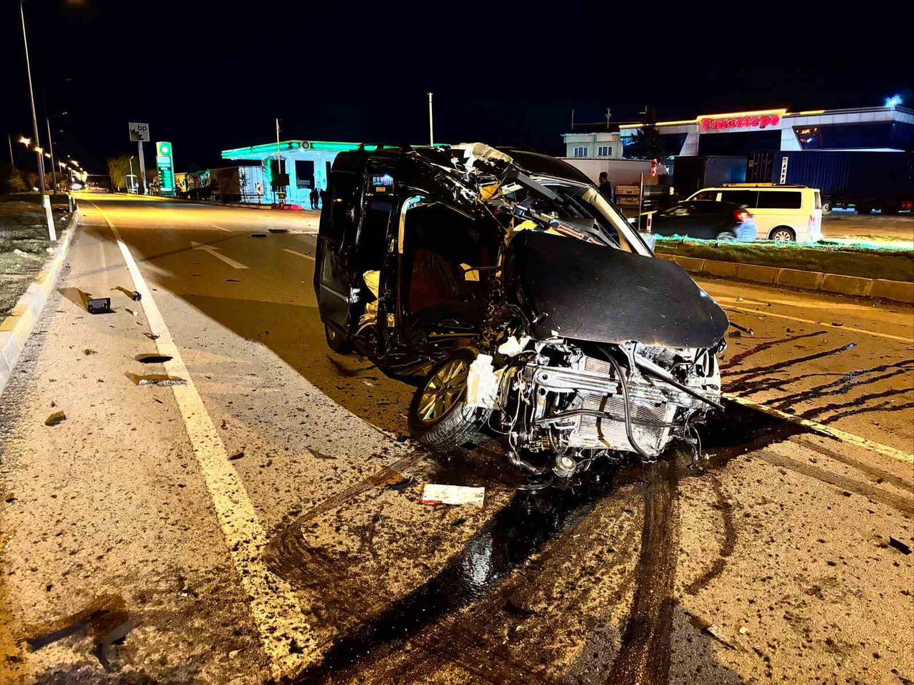 AFYONKARAHİSAR'DA HAFİF TİCARİ ARAÇLA TIRIN ÇARPIŞMASI SONUCU MEYDANA GELEN TRAFİK KAZASINDA 1...