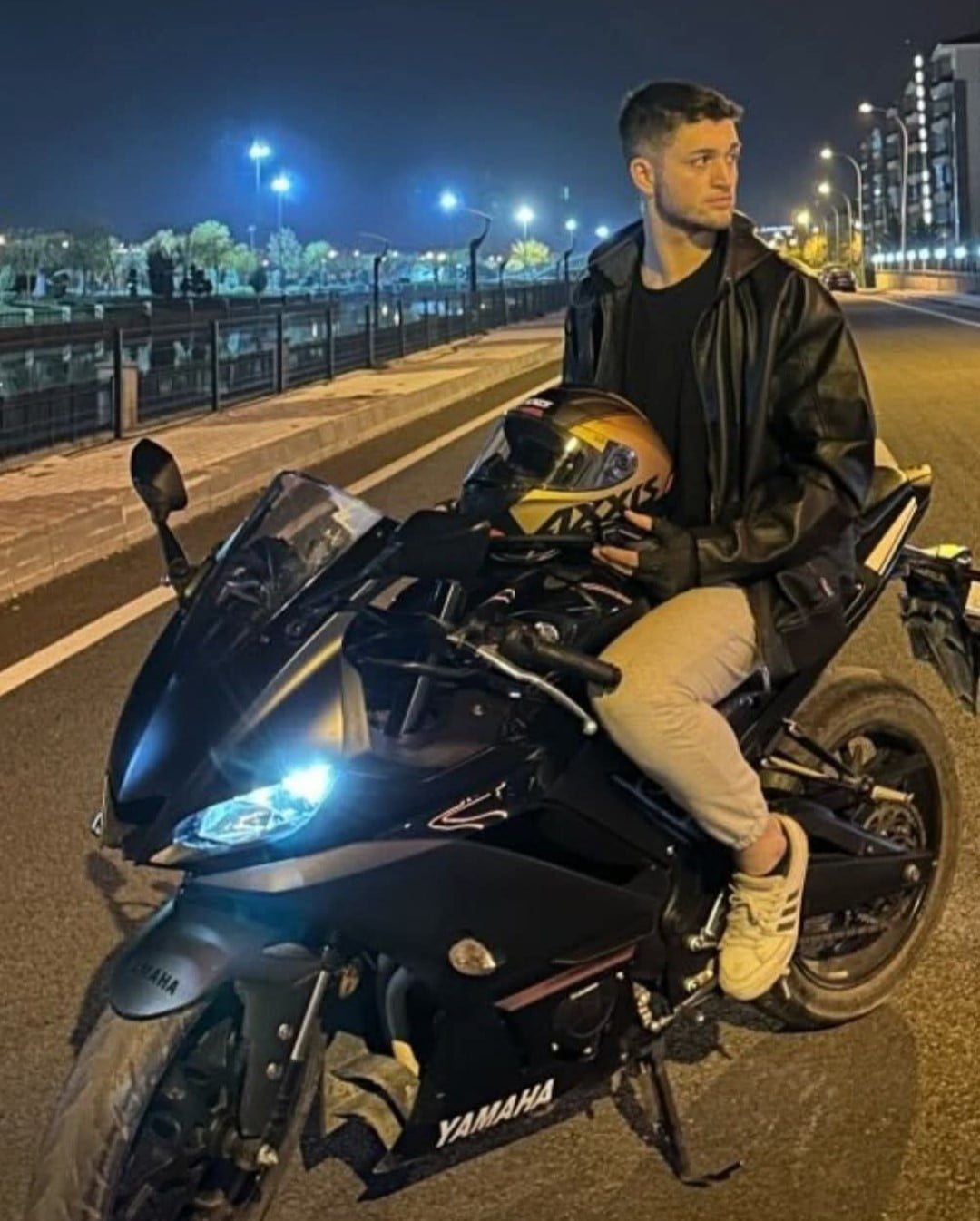 AFYONKARAHİSAR'DA KONTROLDEN ÇIKARAK BARİYERLERE ÇARPAN MOTOSİKLETİN 22 YAŞINDAKİ SÜRÜCÜSÜ...