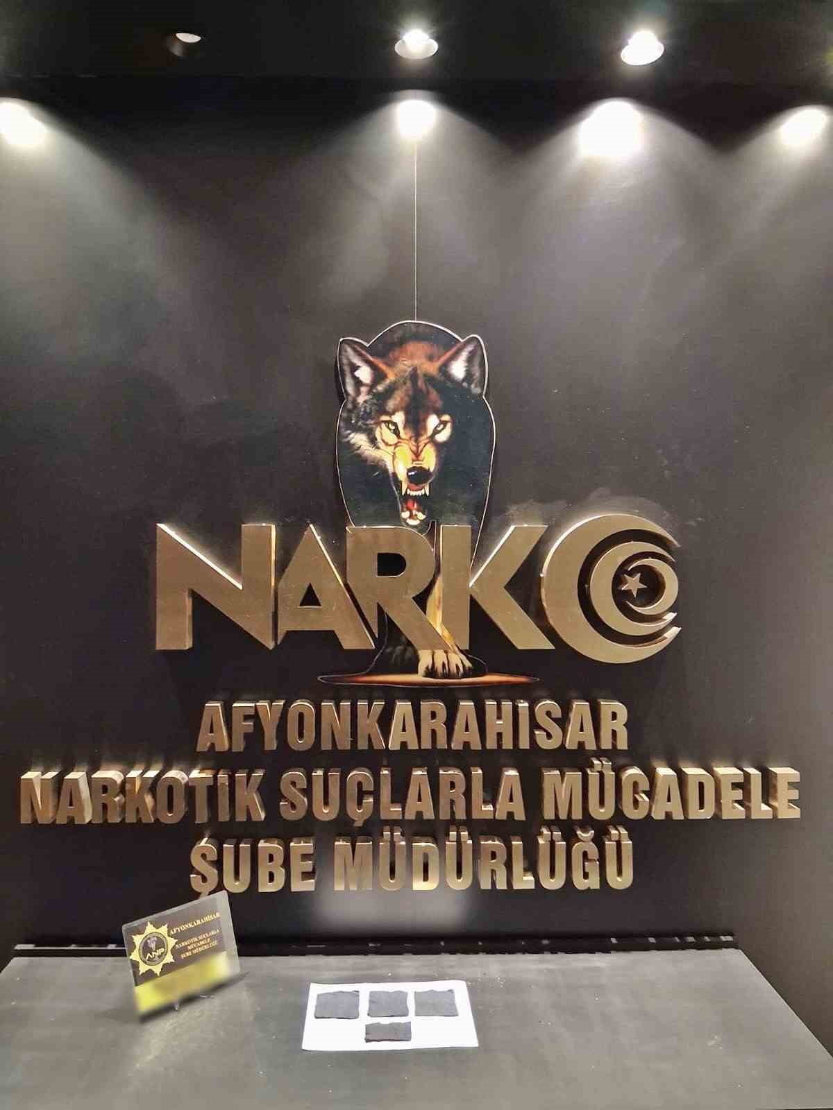 AFYONKARAHİSAR'DA POLİS TARAFINDAN DURDURULAN OTOMOBİLDE PEÇETEYE EMDİRİLMİŞ UYUŞTURUCU MADDE İLE...