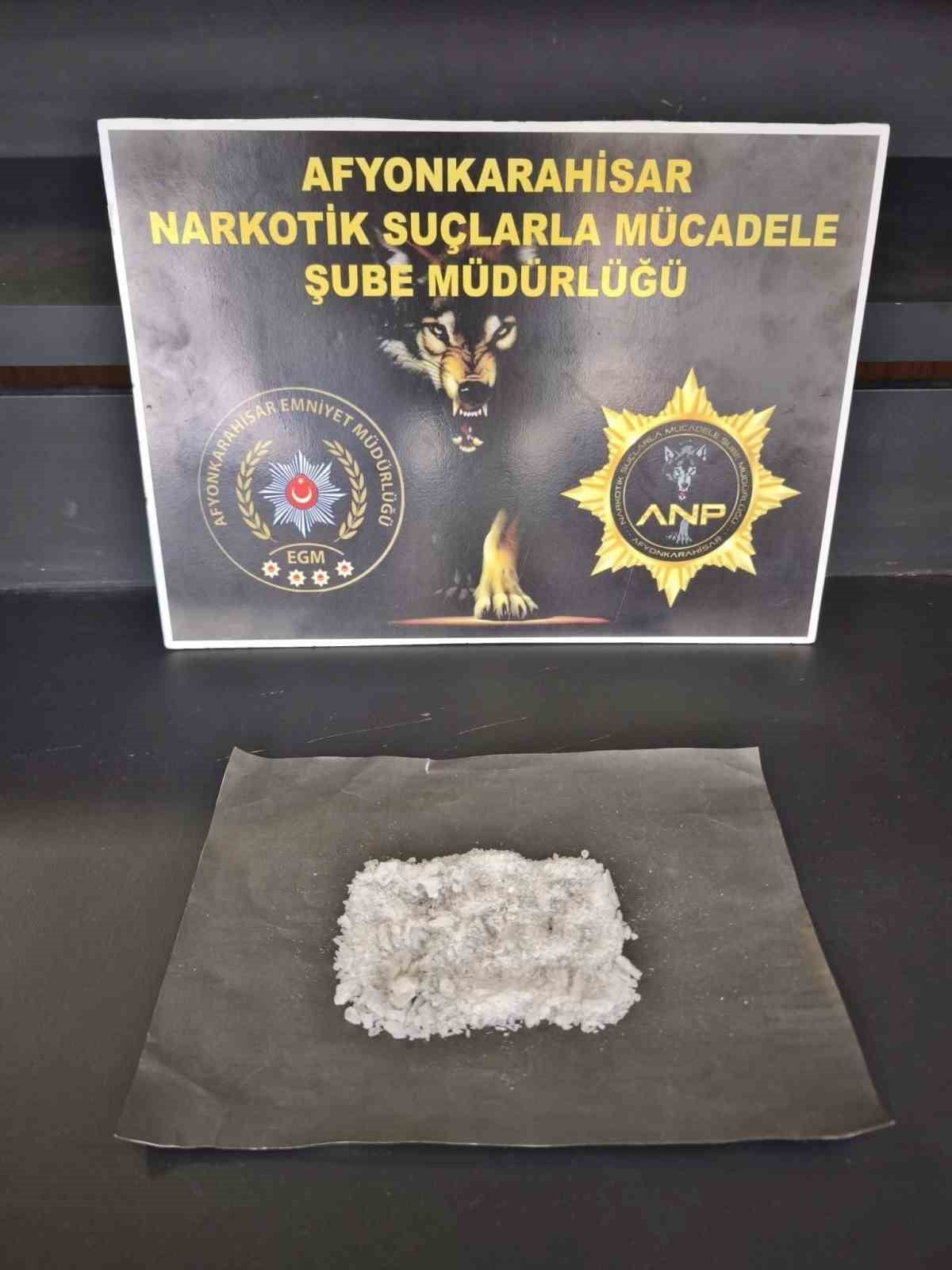 AFYONKARAHİSAR'DA POLİS TARAFINDAN DURDURULAN OTOMOBİLDE UYUŞTURUCU MADDE İLE YAKALANAN 3 ŞAHISTAN...