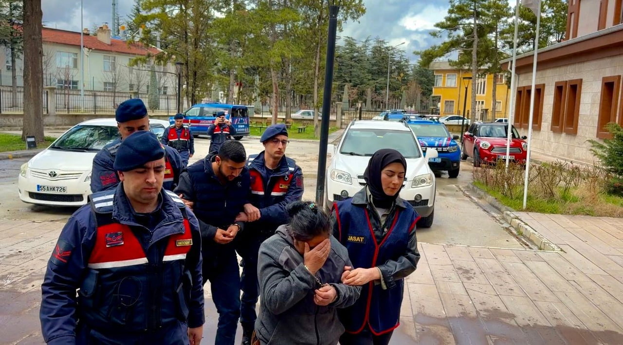 AFYONKARAHİSAR’DA BOHÇACI KILIĞINDA GİTTİKLERİ KÖYDE BİR ŞAHSIN EV ALMAK İÇİN BİRİKTİRDİĞİ 880 BİN...