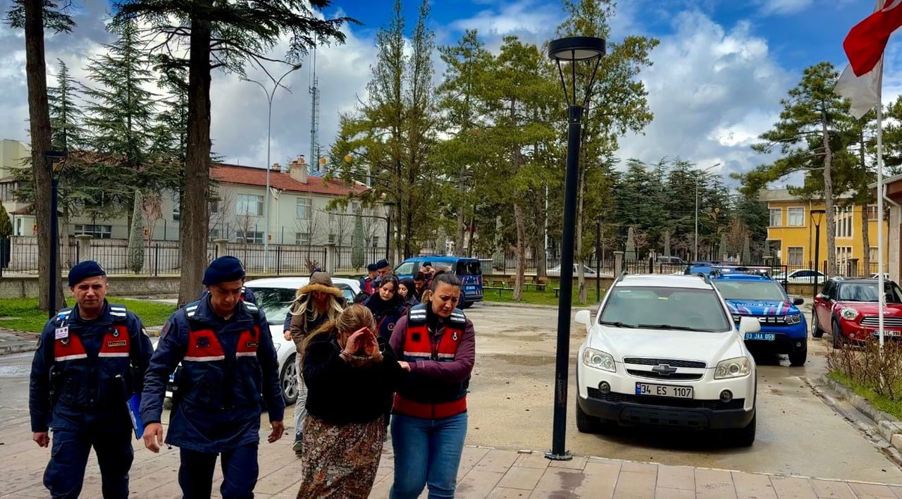 AFYONKARAHİSAR’DA BOHÇACI KILIĞINDA GİTTİKLERİ KÖYDE BİR ŞAHSIN EV ALMAK İÇİN BİRİKTİRDİĞİ 880 BİN...