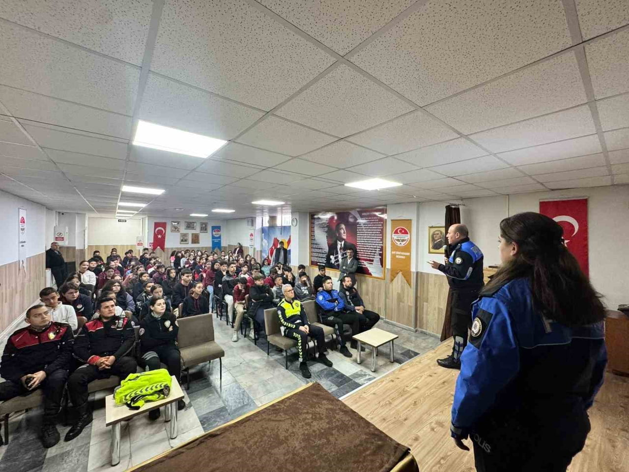 AFYONKARAHİSAR’DA POLİS EKİPLERİ TARAFINDAN ORTAOKUL ÖĞRENCİLERİNE YÖNELİK TRAFİK KURALLARI...