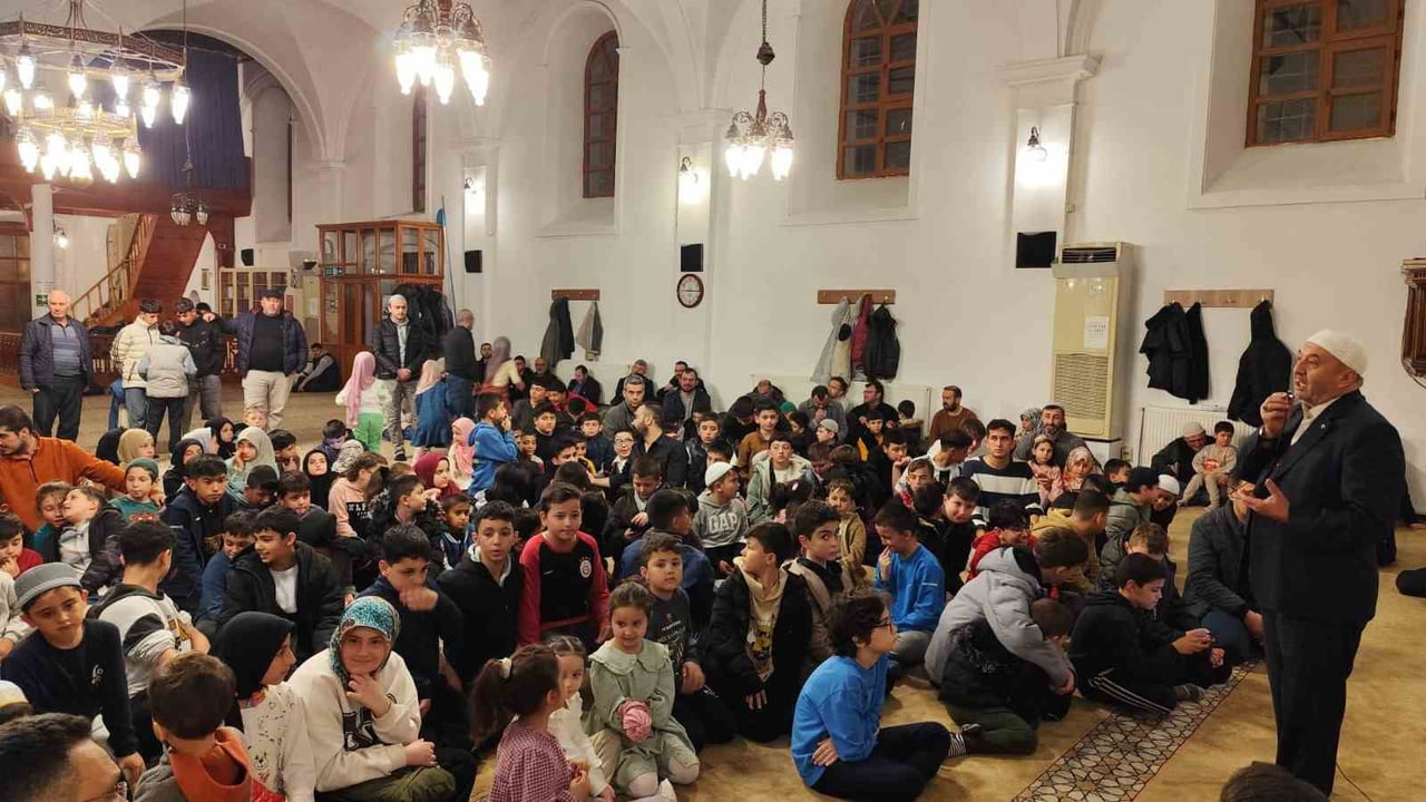 AFYONKARAHİSAR’IN BOLVADİN İLÇESİNDE ‘VAKTİ KUŞANMAK PROJESİ’ ÇERÇEVESİNDE DÜZENLENEN YATSI NAMAZI...