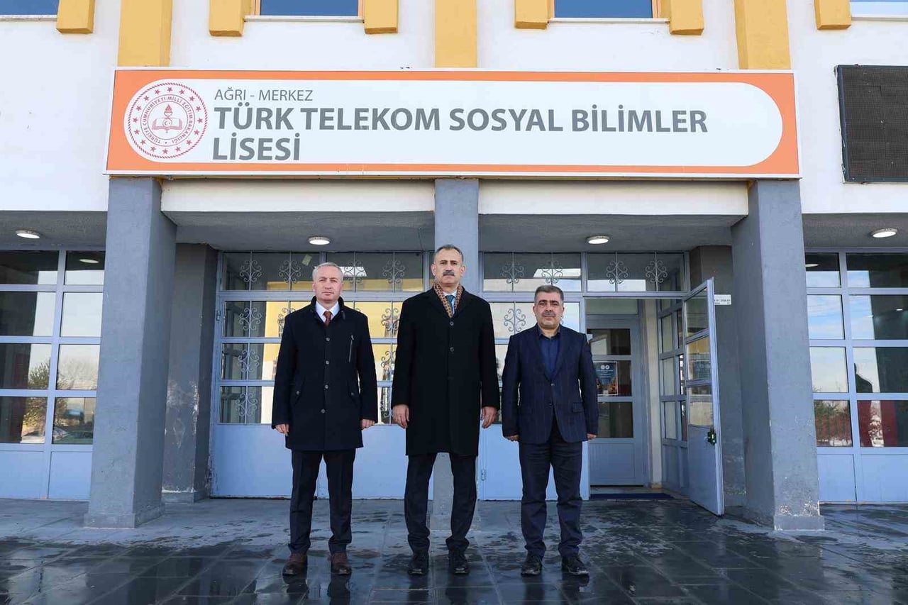 AĞRI VALİSİ ÖNDER BOZKURT, İL MİLLİ EĞİTİM MÜDÜRÜ HASAN KÖKREK İLE BİRLİKTE İL MERKEZİNDEKİ...