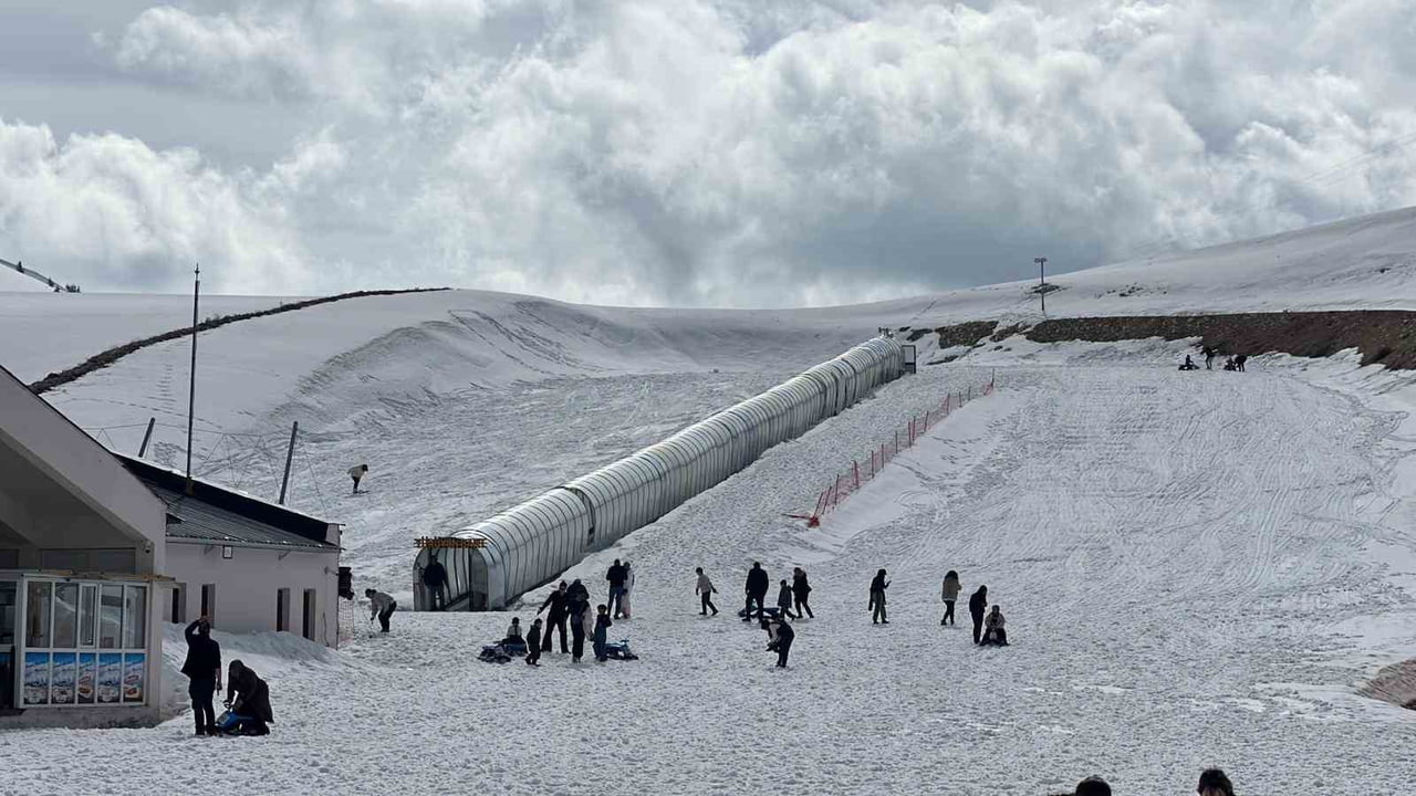 AHIR DAĞI ZİRVESİ İLE YEDİKUYULAR KAYAK MERKEZİ'NDE DE KAR ETKİLİ OLDU. MART AYINDA YAĞAN KARI...