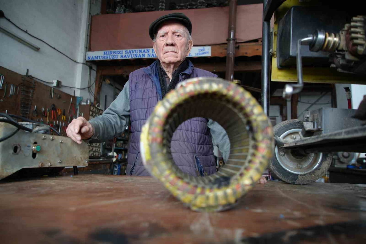 AHMET UYGUNER, 14 YAŞINDA BAŞLADIĞI OTO ELEKTRİK MESLEĞİNİ YAKLAŞIK 74 YILDIR SÜRDÜRÜYOR