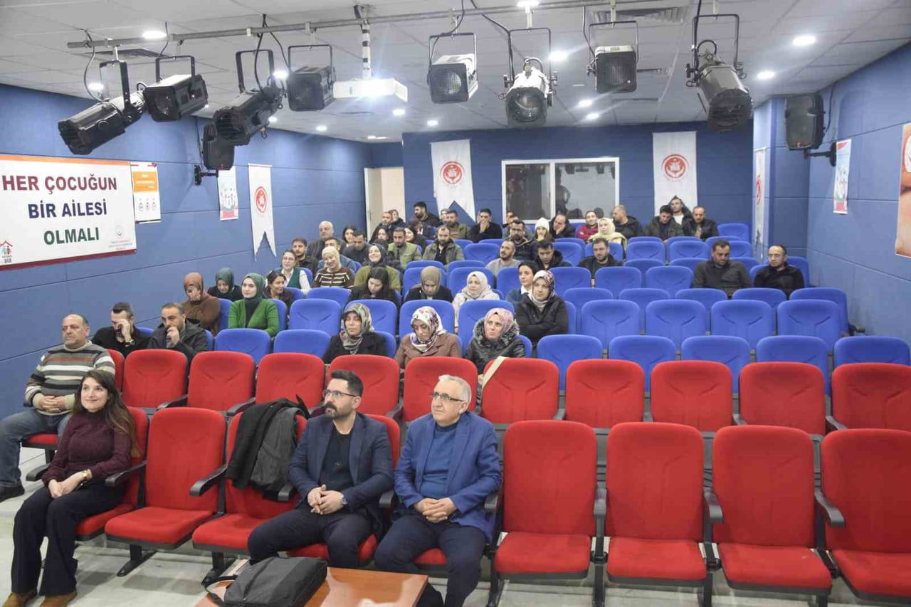 AİLE VE SOSYAL HİZMETLER İL MÜDÜRLÜĞÜ’NÜN HİZMET İÇİ EĞİTİM PROGRAMI KAPSAMINDA DR. ÖĞRETİM ÜYESİ...