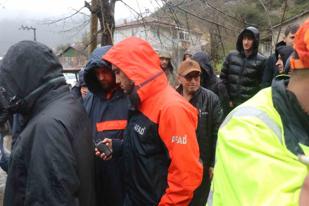 AKARYA’NIN GEYVE İLÇESİNDEN KENDİSİNDEN 2 GÜNDÜR HABER ALINAMAYAN 75 YAŞINDAKİ VATANDAŞIN 2 GÜNDÜR...