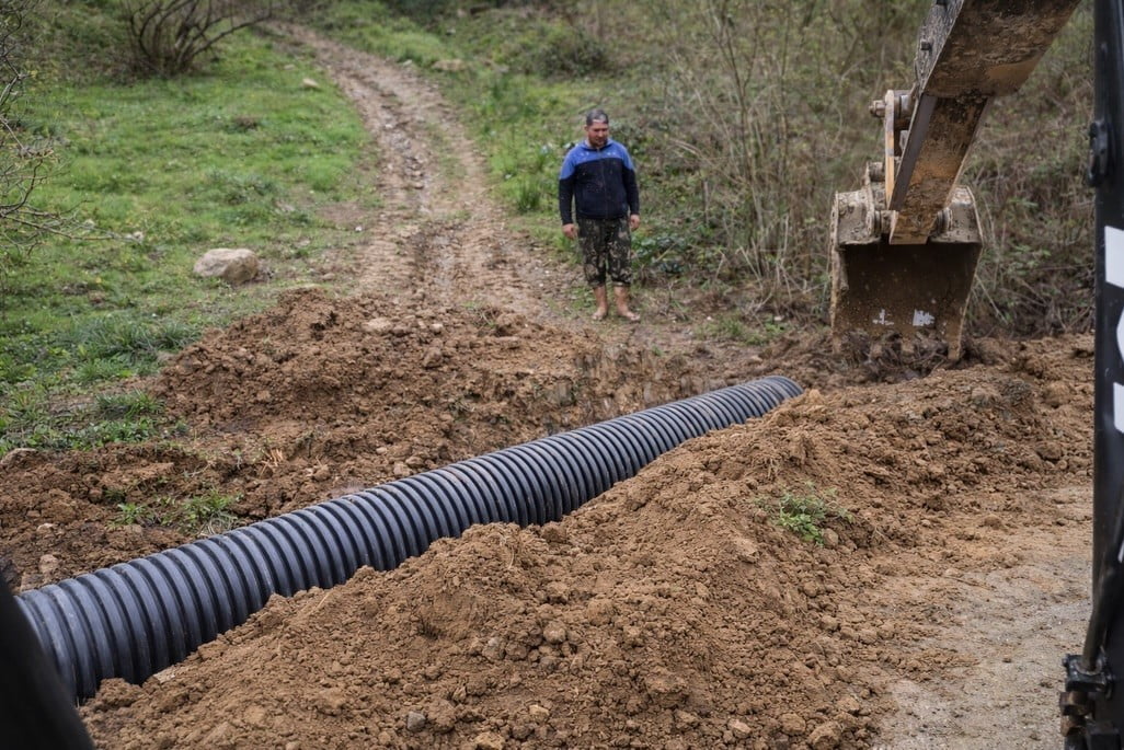 AKÇAKOCA ESMAHANIM KÖYÜ’NDE İÇME SUYU HATTINDAKİ ARIZA GİDERİLİRKEN, TAMAMLANAN KORUGE BORU...