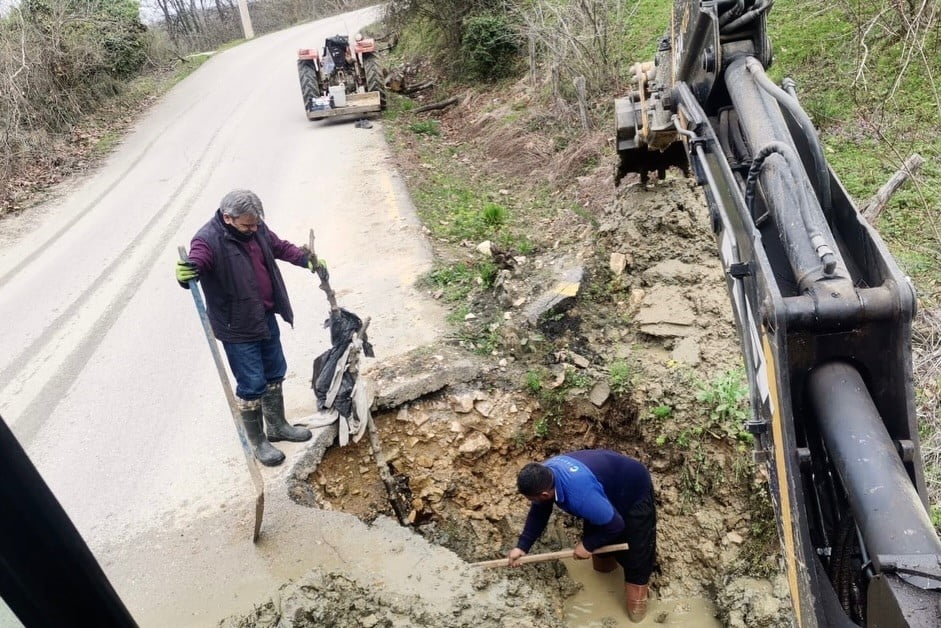 AKÇAKOCA ESMAHANIM KÖYÜ’NDE İÇME SUYU HATTINDAKİ ARIZA GİDERİLİRKEN, TAMAMLANAN KORUGE BORU...
