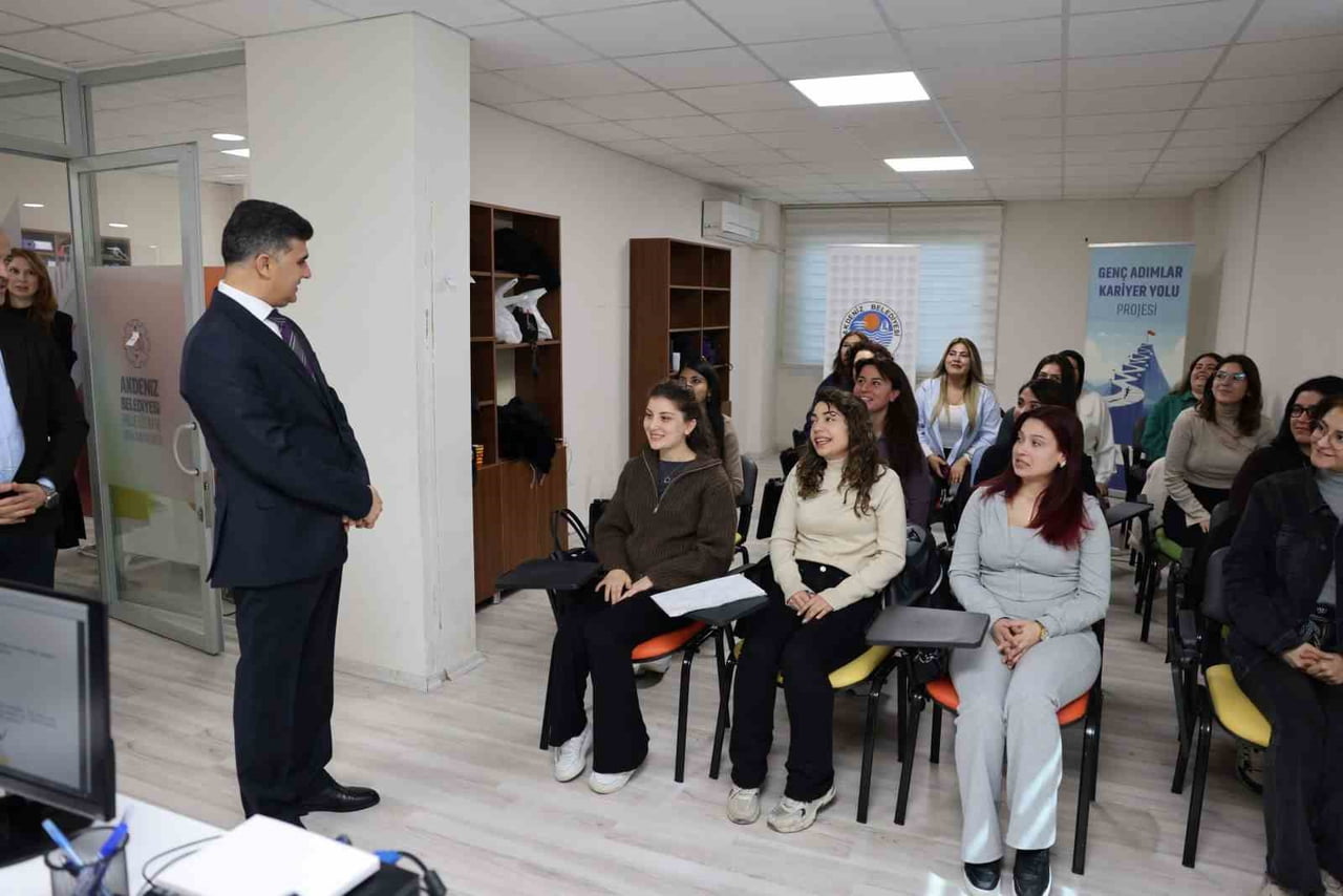 AKDENİZ KAYMAKAMI VE BELEDİYE BAŞKAN VEKİLİ ZEYİT ŞENER, 'GENÇ ADIMLAR KARİYER YOLU' PROJESİ...
