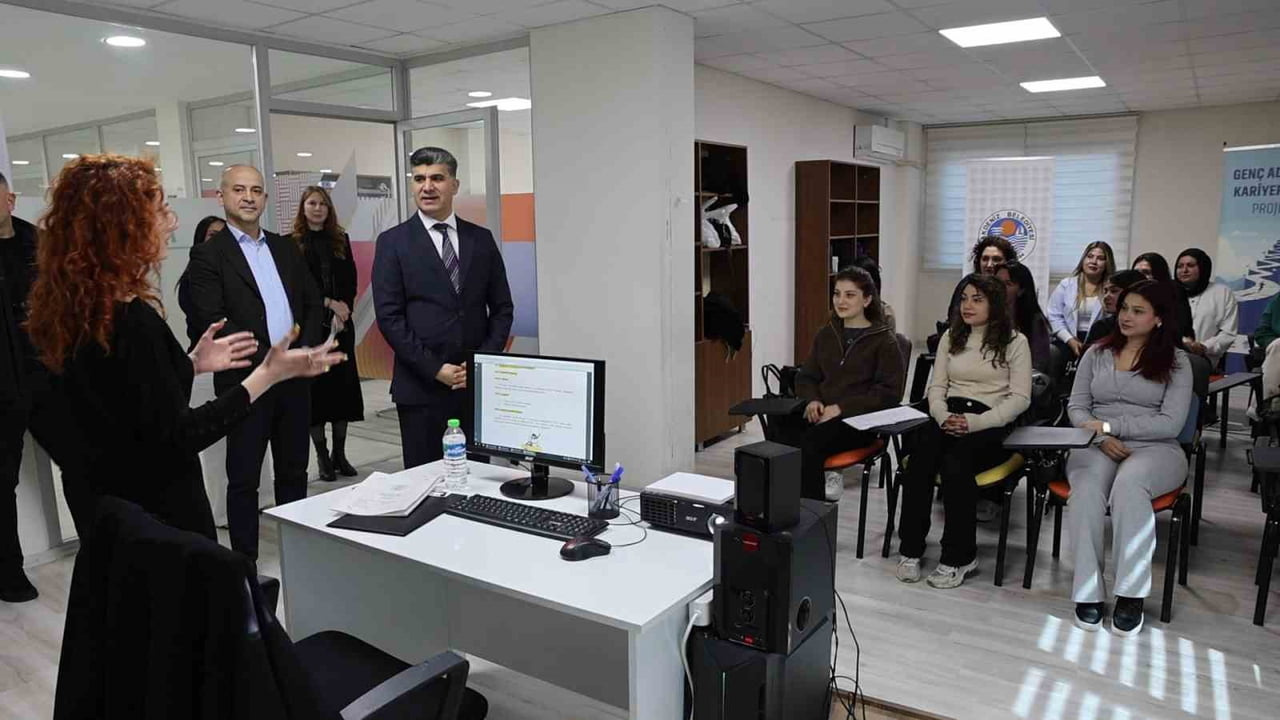 AKDENİZ KAYMAKAMI VE BELEDİYE BAŞKAN VEKİLİ ZEYİT ŞENER, 'GENÇ ADIMLAR KARİYER YOLU' PROJESİ...